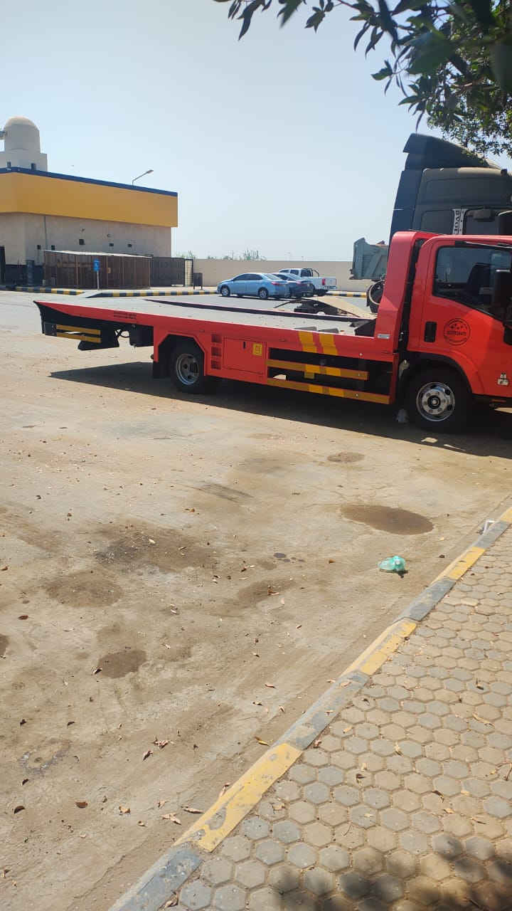 سطحة هيدروليك حمراء بمسطح مائل جاهزة للخدمة