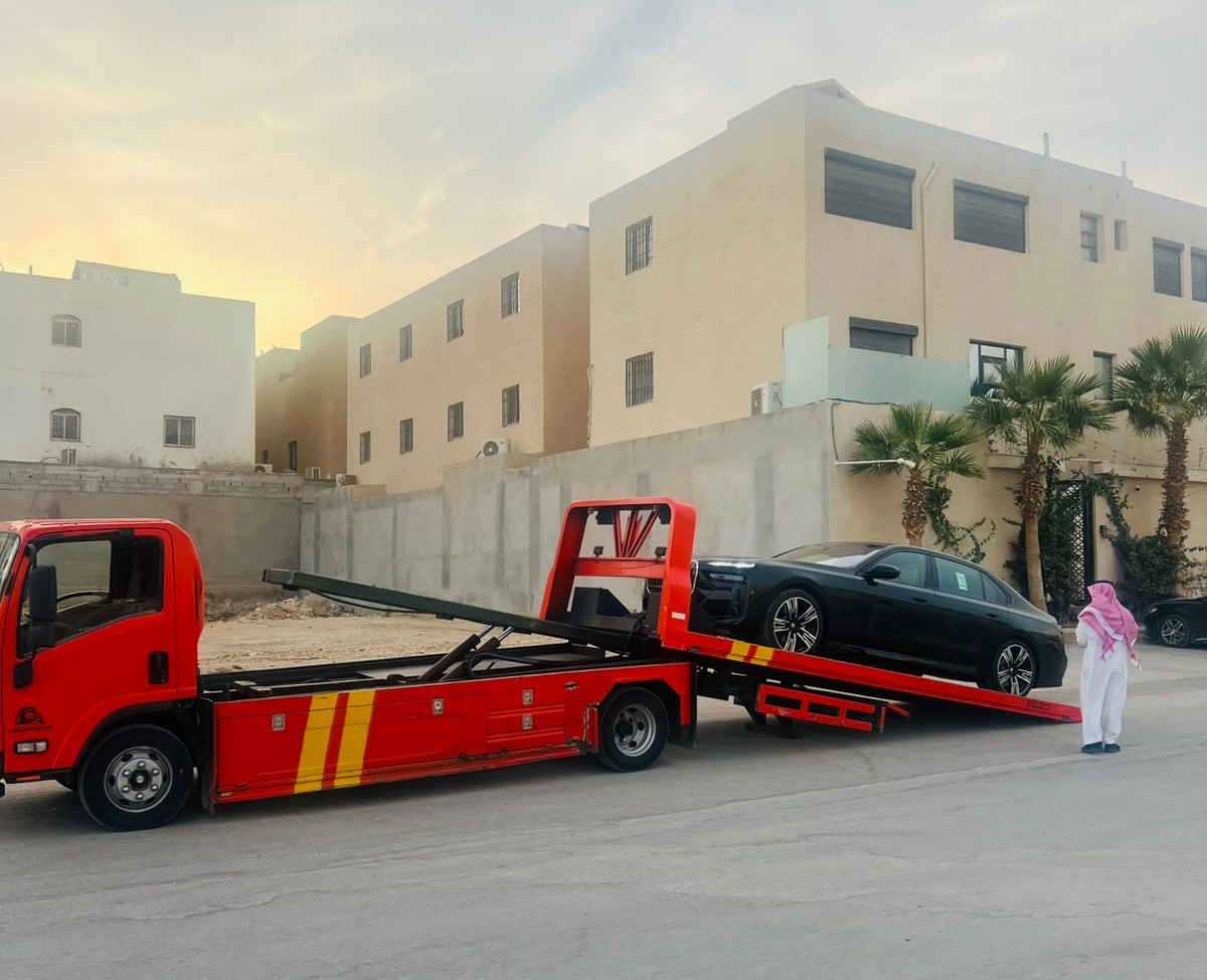 سطحة هيدروليك حمراء تنقل BMW الفئة السابعة الفاخرة